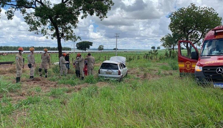 Pneu fura e carro com família e bebê de colo capota três vezes na saída para Rochedo