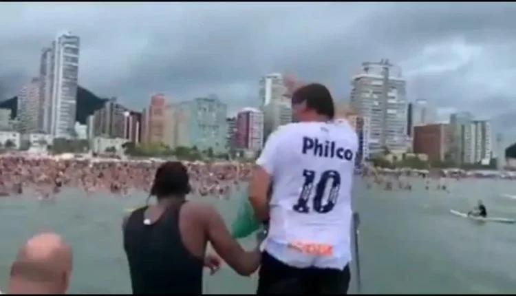 Bolsonaro nada com banhistas na Praia Grande