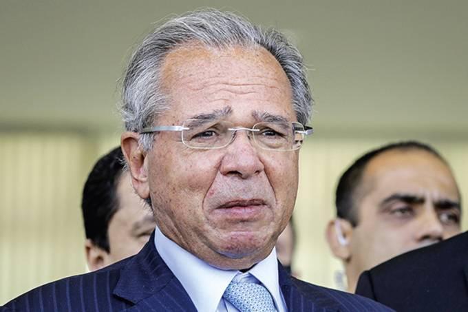 Guedes interrompe as férias e vai a reunião