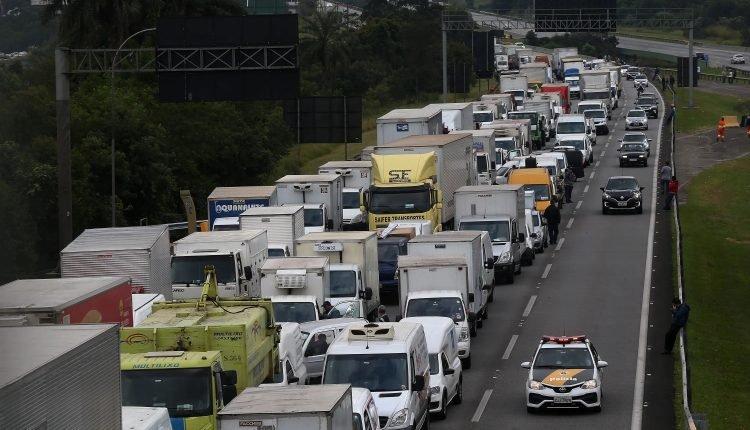 Caminhoneiros marcam greve nacional contra alta no diesel e descaso do governo