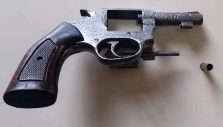 Morador aponta arma e ameaça atropelar crianças que brincavam em frente de casa