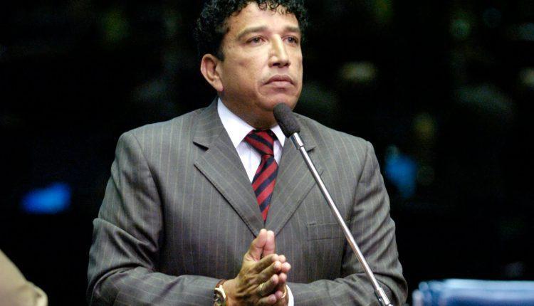 Ex-senador  deixa vazar foto de pênis no facebook