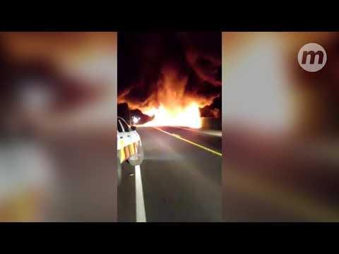 VÍDEO: Ônibus de viagem que levava 41 passageiros é destruído por incêndio na 163