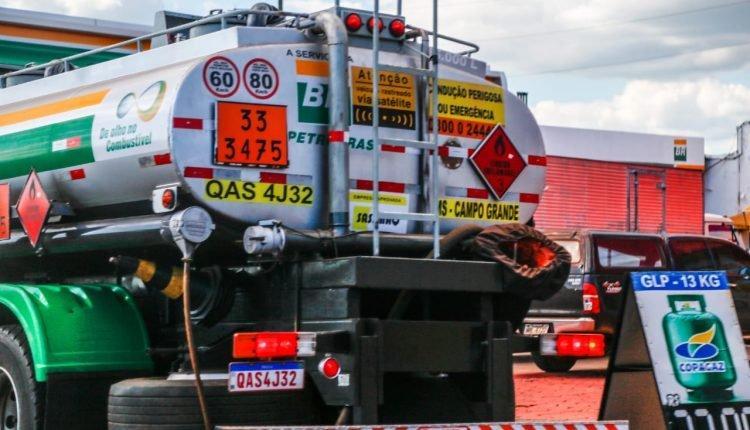 Postos avaliam reajuste de até R$ 0,16 na gasolina