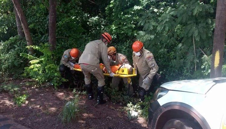 VÍDEO: Hilux atinge carro de empresa e funcionário é arremessado para matagal