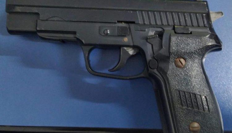 Falso PM tenta dar ‘carteirada’ em blitz e vai preso com arma de airsoft