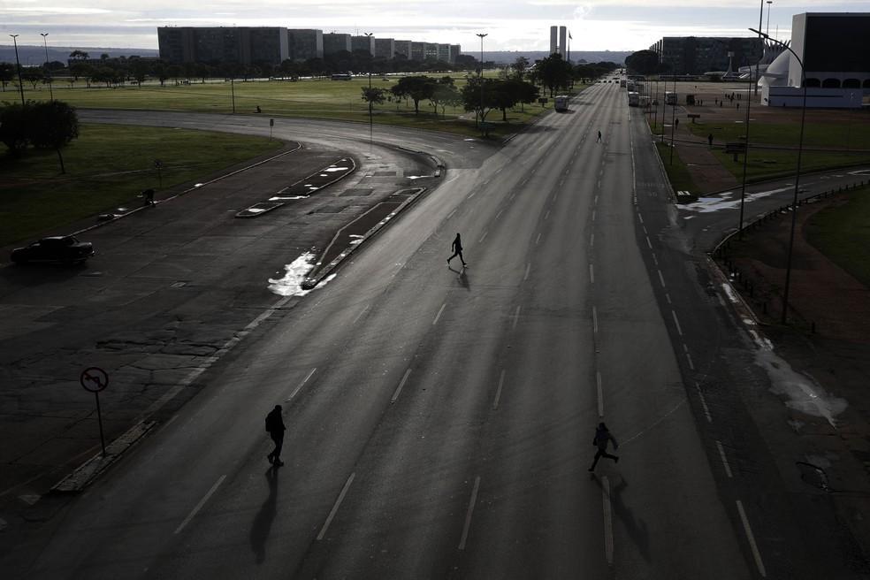 Pico da pandemia: por que é preciso parar o país