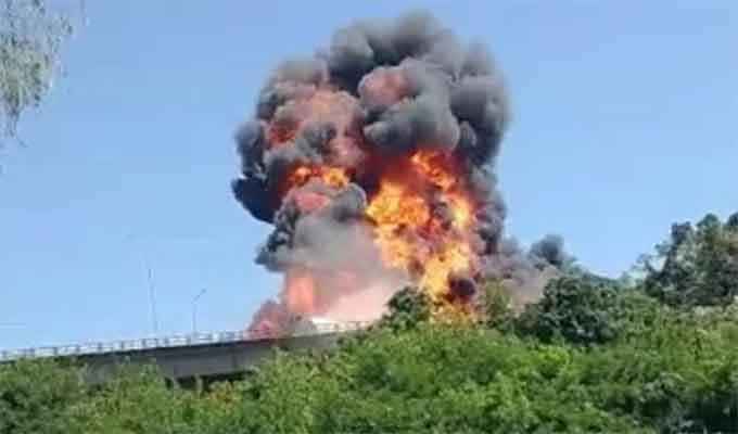 VÍDEO: caminhão bitrem carregado de combustíveis tomba e explode em rodovia