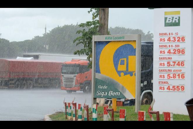 Mesmo com imposto zero, preço do diesel não caiu