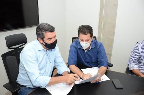 Em reunião com Renato Câmara, Riedel afirma que já autorizou recapeamento em Bela Vista