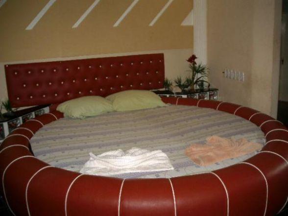 Homem contrata transexuais para programa, não paga e é agredido com extintores