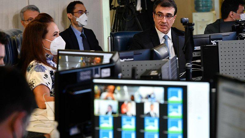 Fala de Bolsonaro sobre China causa polêmica em reunião no Senado com chanceler