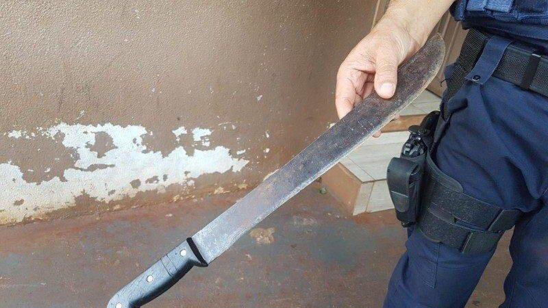 Homem ameaça vizinho e tenta matar cachorro com golpes de facão em MS