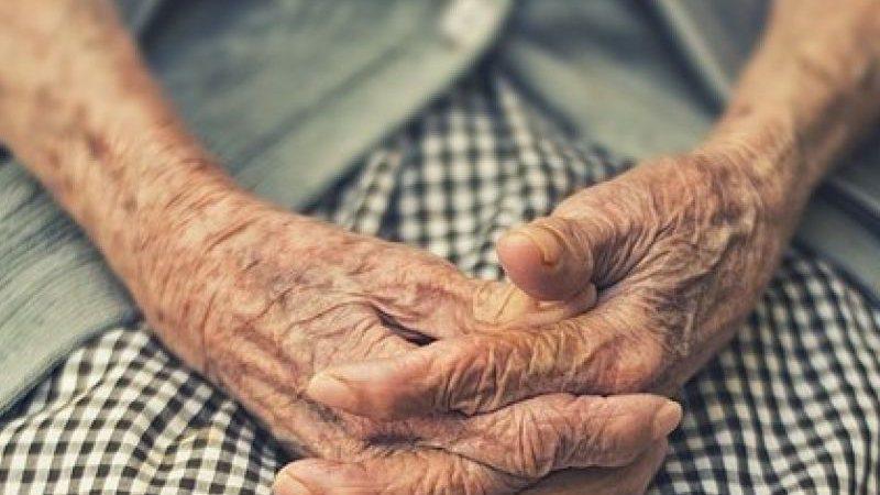 Filho é preso após cuidadora e vizinhos denunciarem agressões à pai idoso