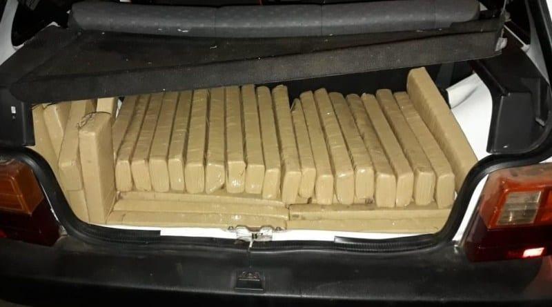 Contratado por WhatsApp, rapaz é preso com 400 quilos de maconha e carro roubado