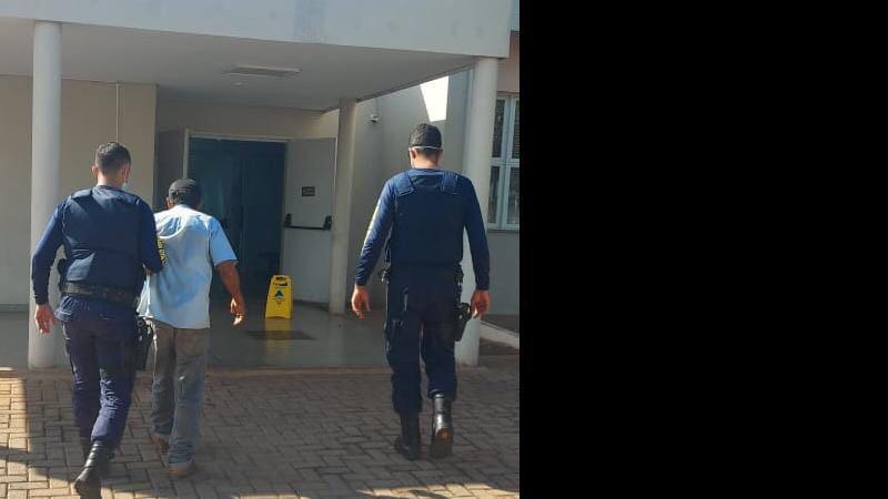 Foragido por estupro, pedreiro é preso após apalpar mulher e mandar beijos à filha dela