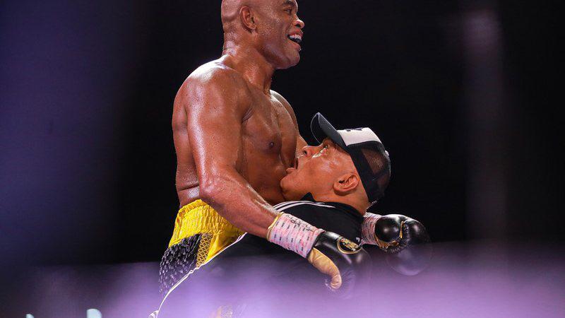 Anderson Silva vence o ex-campeão mundial Julio Cezar Chávez Jr. na volta ao boxe