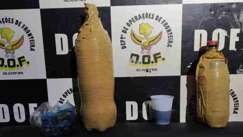 Traficantes abandonam carreta na fronteira com haxixe e até maconha líquida