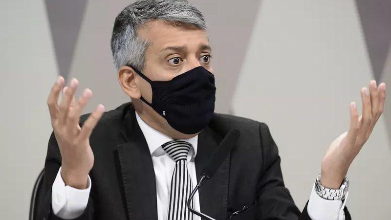 Acusado de mentir à CPI da Covid, ex-diretor da Saúde paga fiança e deixa prisão