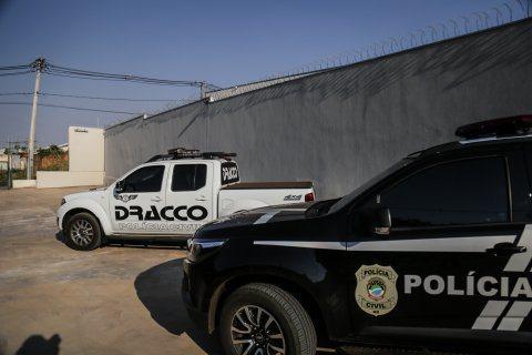 Um é levado para a delegacia durante operação contra pirataria deflagrada em MS