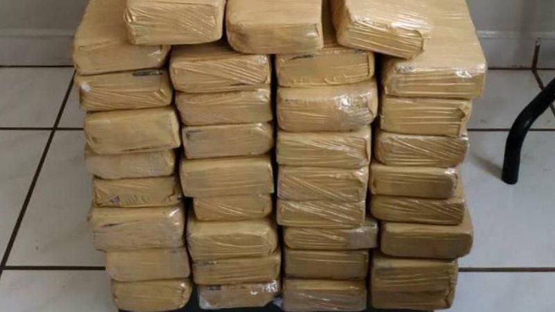 Mãe abandona crianças ao tentar esconder drogas