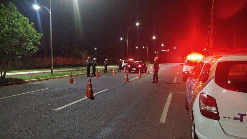 Ao perceber blitz, motorista joga arma de brinquedo fora pela janela