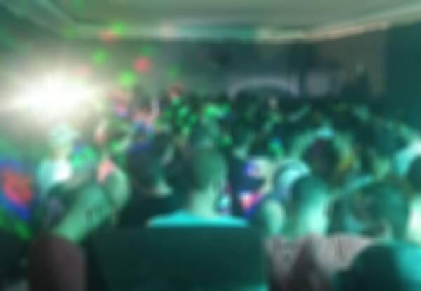 Presa em festa clandestina tenta ligar para parente policial e acaba na delegacia