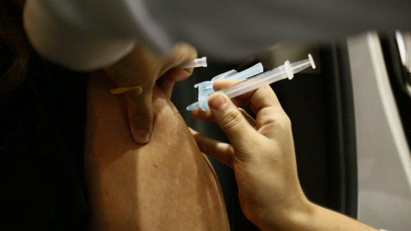 Campo Grande aplica 2ª dose de Coronavac e Pfizer