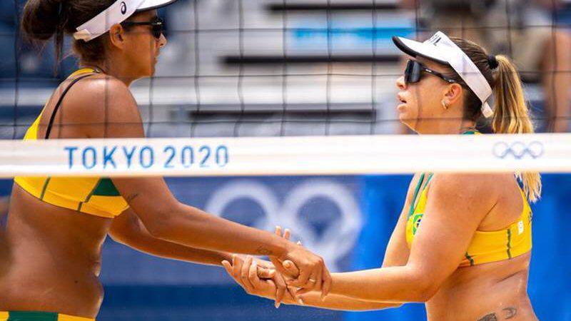 Ana Patrícia e Rebecca perdem, mas avançam no vôlei de praia
