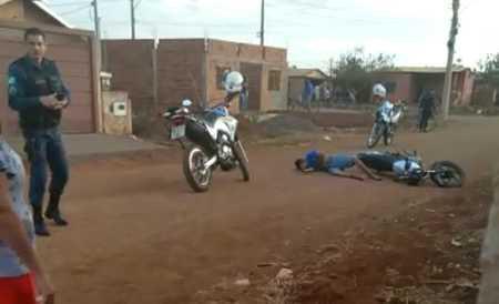 Motociclista foge de abordagem, tenta atropelar policiais e é ferido a tiro