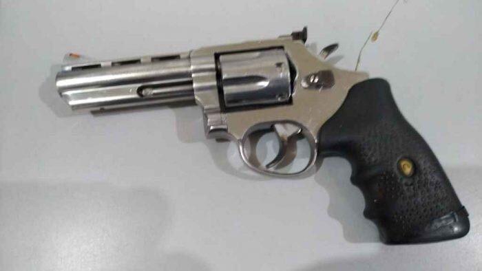 Polícia encontra revólver em cima de muro durante abordagem e morador é detido