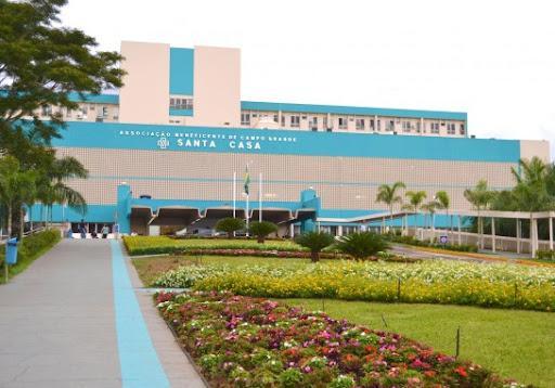 Digital influencer passa por cirurgia na cabeça após se ‘jogar’ de carro de namorado