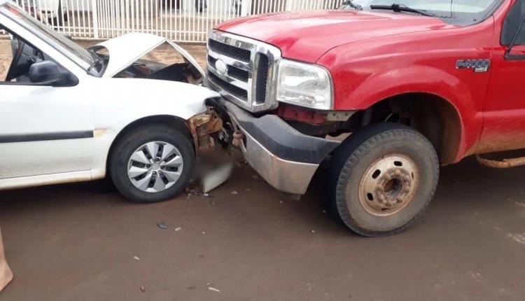 Embriagado, motorista tenta pegar filho no colo e bate veículo em MS