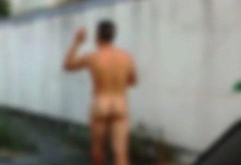 Homem é obrigado a deixar roupas como garantia de pagamento em bar