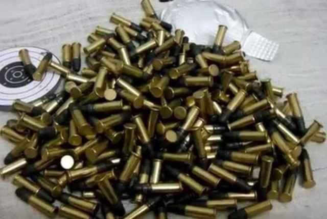 Homem é preso com armas e munições escondidas em forro de teto de carro