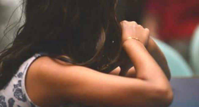 Mãe flagra filha sem roupas sendo estuprada por marido em quarto