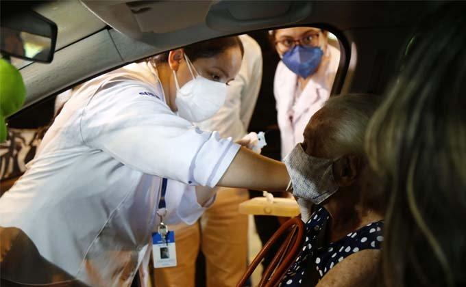 Vacinação em Campo Grande chega a idosos de 82 e 83 anos; confira onde tomar a dose