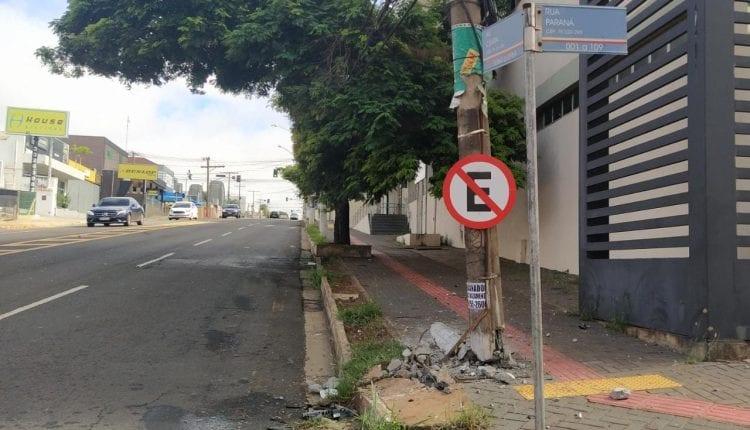 Embriagada e com cocaína no carro, motorista é presa após bater em poste