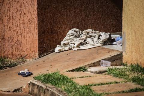 Funcionários chegam para trabalhar e encontram homem morto em frente a galeria