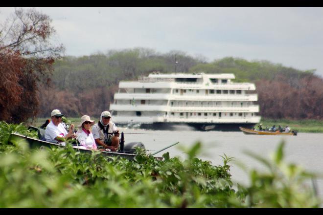 Devastado pela pandemia, setor turístico vê salvação na vacina
