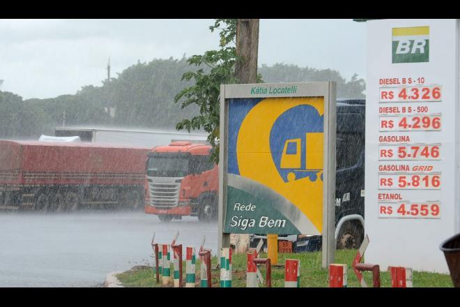 Mesmo com imposto zero, preço do diesel não caiu