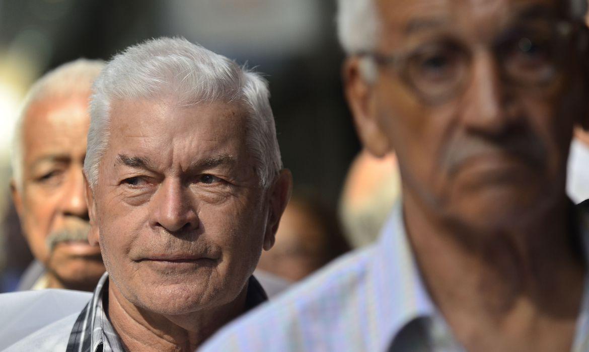 Bolsonaro sanciona lei que aumenta em 5% limite de crédito consignado para aposentados