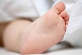 Após choro, pai agride bebê de 7 meses com tapas na cabeça e esposa a pauladas