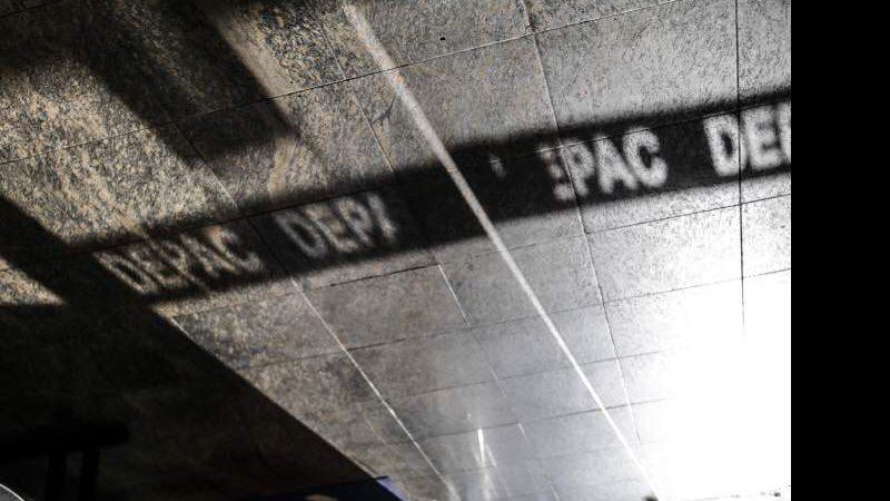 Bandido faz arrastão no pátio de posto e coloca arma na cabeça de motorista