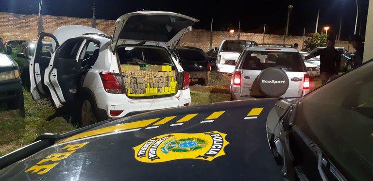 Casal que estava com criança em carro é preso com mais de 1/2 ton de maconha