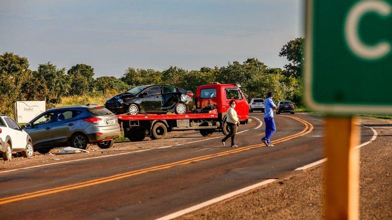Adolescente morre em acidente entre dois carros e carreta na BR-262
