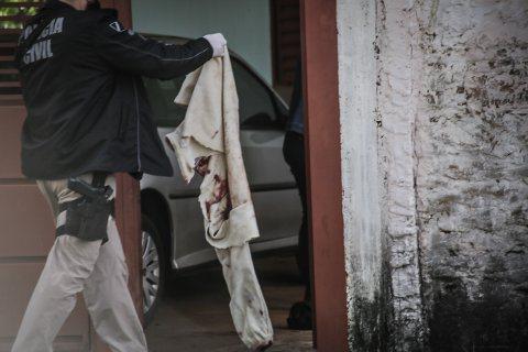 Briga entre bandidos durante assalto termina com um dos ladrões ferido a tiros