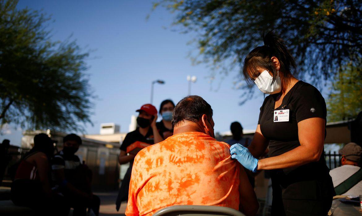 Latinos viajam aos EUA em busca de imunização