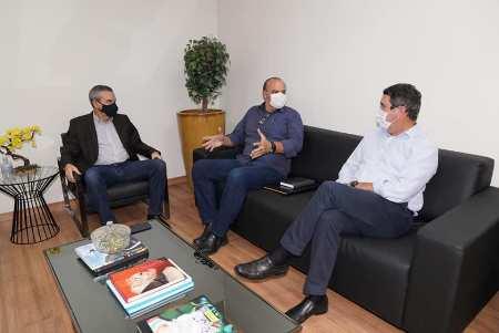 Prefeito de Caracol e Secretária Municipal de Saúde cumprem agendas Campo Grande