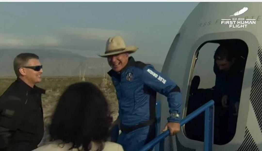 Bilionário Jeff Bezos conclui viagem até o espaço